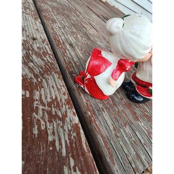 Vintage Japan Ceramic Mr. And Mrs. Claus Kissing Salt And Pepper Shakers 2 Pc - Picture 4 of 9